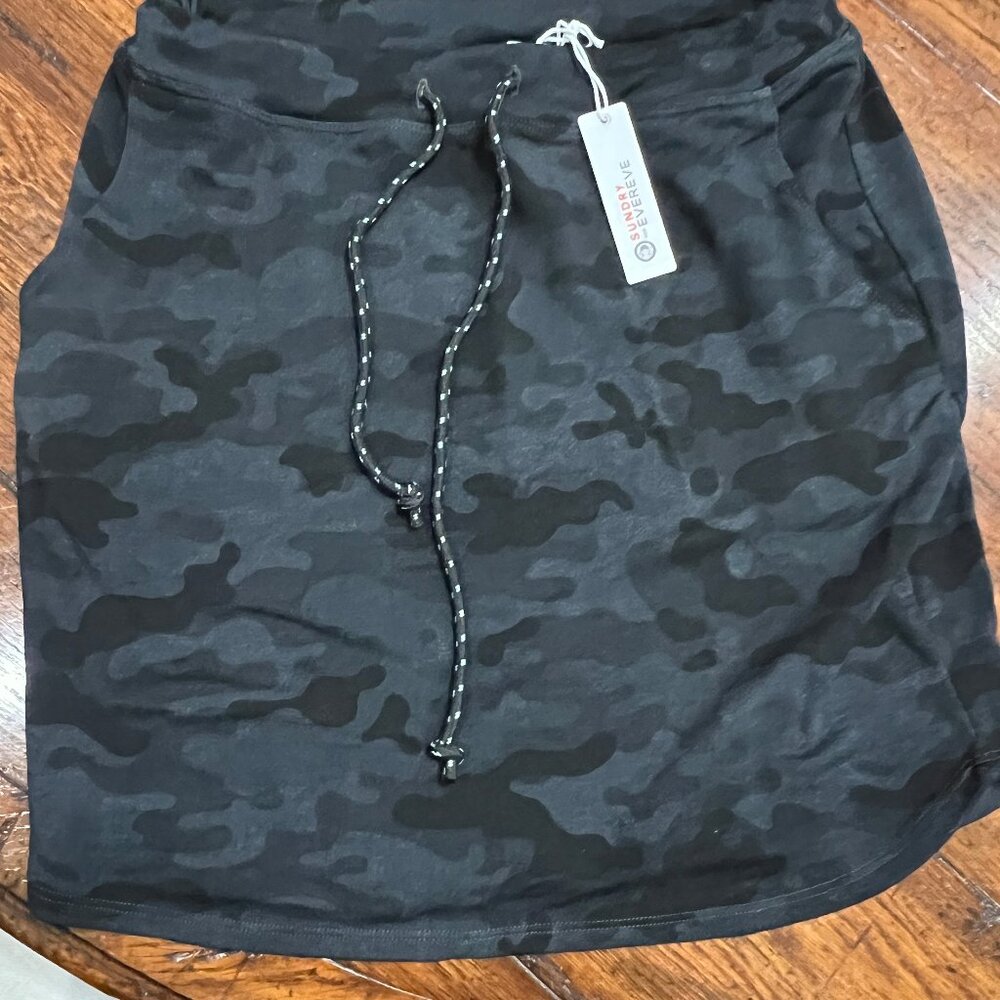 SUNDRY black and gray camo skirt
